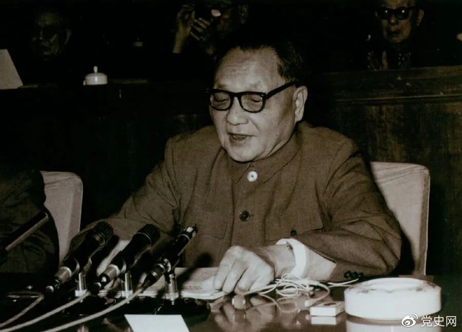 1979年10月，邓小平代表中共中央、国务院向中国文学艺术工作者第四次代表大会致祝词。